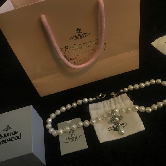 Vivienne Westwood One Row Pearl Drop 